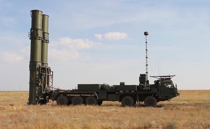 На фото: новейшая зенитная ракетная система (ЗРС) С-500 перед выполнением испытательных боевых стрельб по скоростной баллистической цели на полигоне Капустин Яр.