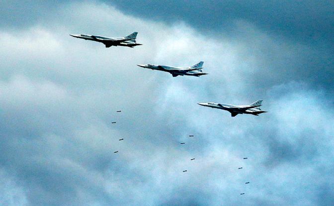 На фото: самолеты МиГ-31К с гиперзвуковым авиационным комплексом "Кинжал"