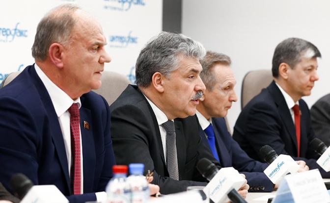 На фото (слева направо): лидер КПРФ Геннадий Зюганов, директор ЗАО "Совхоз имени Ленина" Павел Грудинин и координатор Постоянно действующего совещания Национально-патриотических сил России Владимир Филин