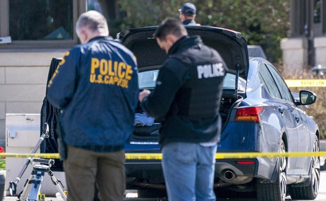 Мужчина расстрелял автостоянку у похоронного бюро, есть раненые