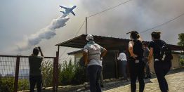 Эвакуация туристов, палящая жара, рекордно низкая влажность и самолеты из России: Лесные пожары опустошают турецкое побережье