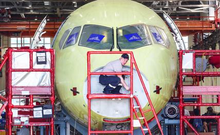 На фото: сборка самолетов Sukhoi Superjet-100 в сборочном цехе филиала ПАО "Компания "Сухой" "Комсомольский-на-Амуре авиационный завод имени Ю.А. Гагарина".