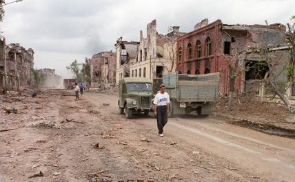 На фото: вид на разрушенный город  Грозный, 1996 год.