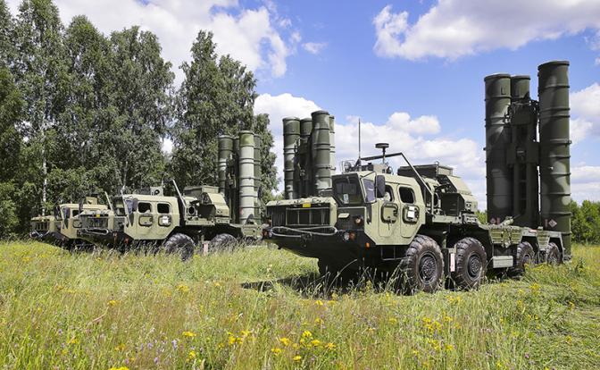 На фото: зенитные ракетные комплексы С-400 "Триумф"