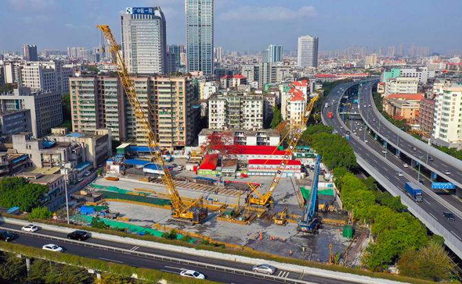 На фото: вид на строительную площадку станции метро Guangyuanxincun на линии 11 метро в Гуанчжоу, провинция Гуандун на юге Китая