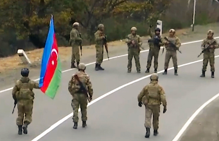 На фото: азербайджанские военные после встречи с российскими коллегами на армяно-азербайджанской границе