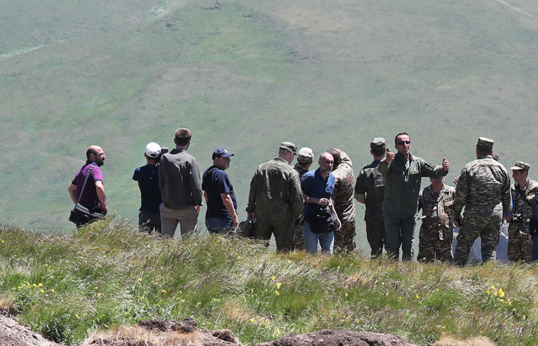 На фото: военнослужащие на линии соприкосновения вдоль государственной границы с Азербайджаном