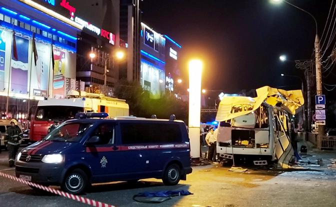 На фото: автомобиль Следственного комитета РФ и пассажирский автобус, сгоревший из-за взрыва газовых баллонов.