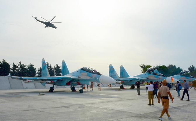 На фото: многоцелевые российские истребители Су-30 и ударный вертолет Ми-24