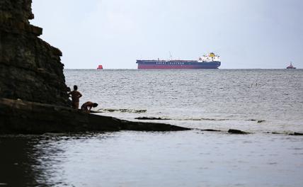 На фото: греческий нефтяной танкер Minerva Symphony у побережья Черного моря, где произошел нефтяной разли