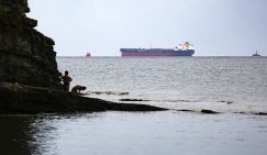 Купайтесь на здоровье!: Почернело Черное море, но губернатор не заметил нефтяных пятен
