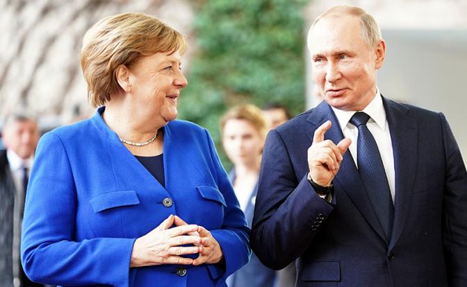 На фото: президент России Владимир Путин и канцлер Германии Ангела Меркель во время встречи