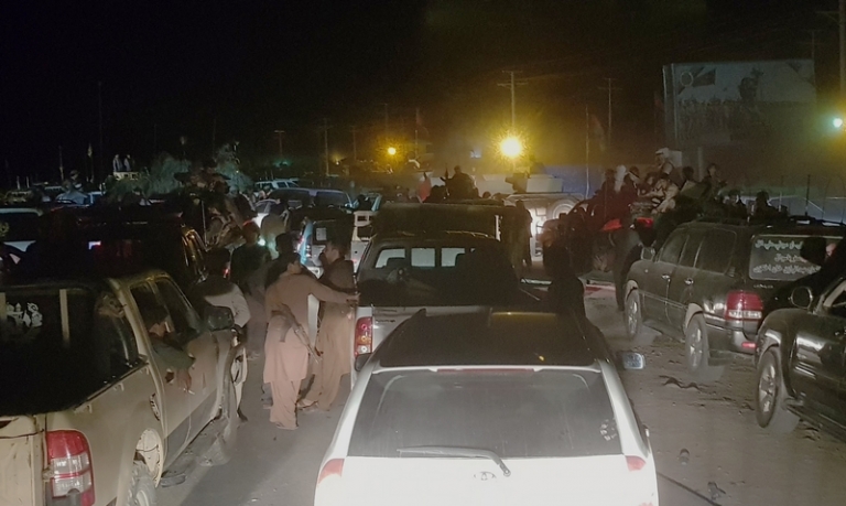 На фото: афганские военные и официальные лица покидают город Кандагар во время боев между талибами * и афганскими спецслужбами в Кандагаре, к юго-западу от Кабула, Афганистан, 12 августа 2021 года.