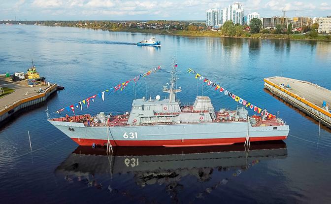 На фото: корабль противоминной обороны проекта 12700 "Георгий Курбатов" после спуска на воду на Средне-Невском судостроительном заводе.