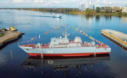 На фото: корабль противоминной обороны проекта 12700 "Георгий Курбатов" после спуска на воду на Средне-Невском судостроительном заводе.