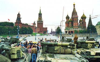 На фото: танки на Красной площади, 1991 год.