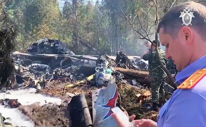 На месте катастрофы военно-транспортного самолета Ил-112В, разбившегося в ходе тренировочного полета в районе аэродрома "Кубинка".
