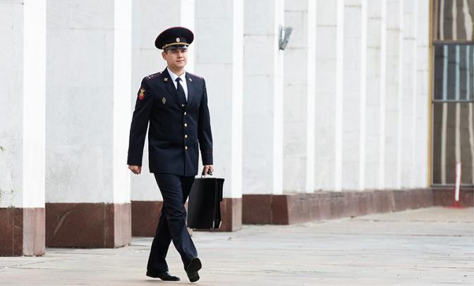 На фото: офицер Государственной фельдъегерской службы РФ (ГФС) выносит из здания Дома правительства РФ документы проекта "О федеральном бюджете на 2020 год и на плановый период 2021 и 2022 годов"