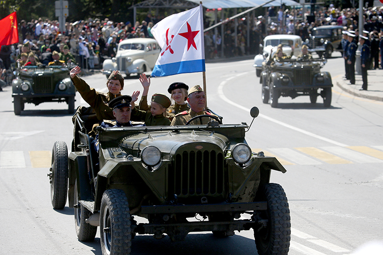 На фото: участники автопробега ретро-автомобилей в рамках праздничных мероприятий в день 76-й годовщины Победы в Великой Отечественной войне.