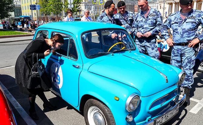 На фото: автомобиль ЗАЗ-965А (1962—1969 гг. выпуска) во время ралли классических автомобилей "Ингосстрах Exclusive Classic Day" в Театральном проезде в Москве.