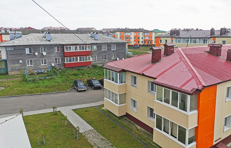 В районном центре Южно-Курильске новые дома соседствуют со старыми щитовыми, которые выстояли после разрушительного землятресения и цунами начала 90-х.