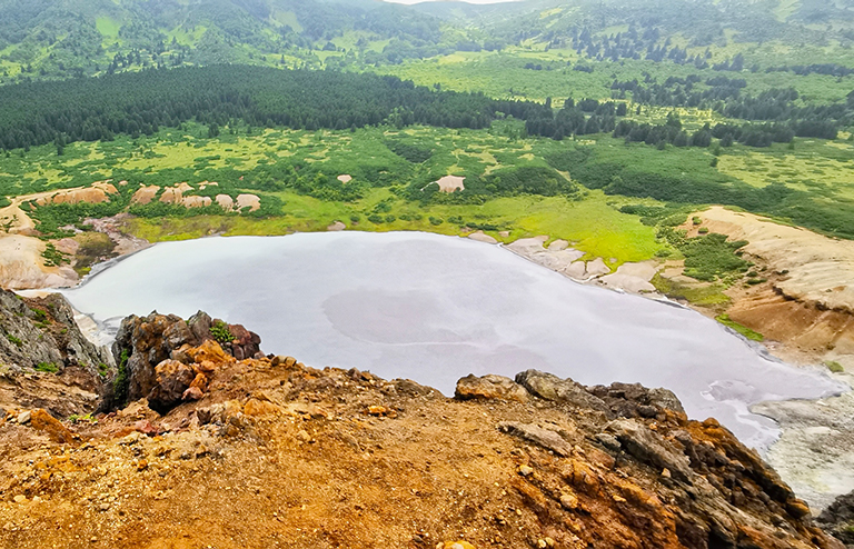 В кальдерах курильских вулканов образовались очень живописные озера.