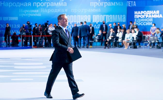 На фото: председатель партии "Единая Россия", заместитель председателя Совета безопасности РФ Дмитрий Медведев на пленарном заседании во время второй части XX предвыборного съезда всероссийской политической партии "Единая Россия"