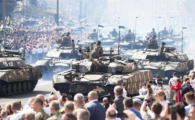 На фото: танки Т-84 во время парада по случаю 30-й годовщины независимости Украины на площади Независимости