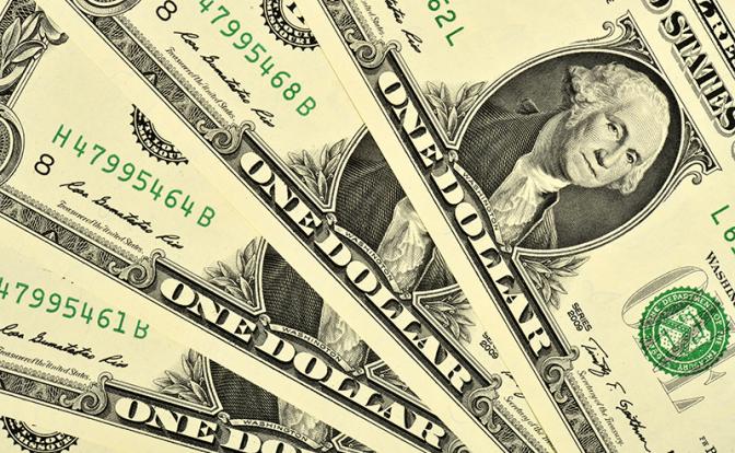 Эксперт объяснил странные «зигзаги» курса доллара
