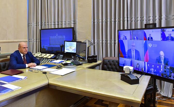 На фото: премьер-министр РФ Михаил Мишустин во время заседания правительства РФ в режиме видеоконференции в Доме правительства РФ.