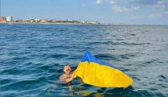 Подвиг свидомого украинца: спрятал жовто-блакитный прапор в трусы