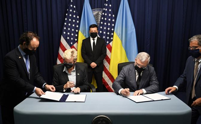 На фото: президент Украины Владимир Зеленский во время подписания ряда документов в ходе его визита в США