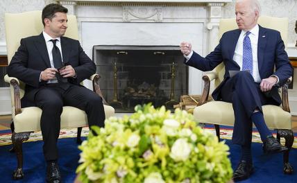 На фото: президент США Джо Байден (справа) и президент Украины Владимир Зеленский (слева) во время встречи в Овальном кабинете Белого дома.