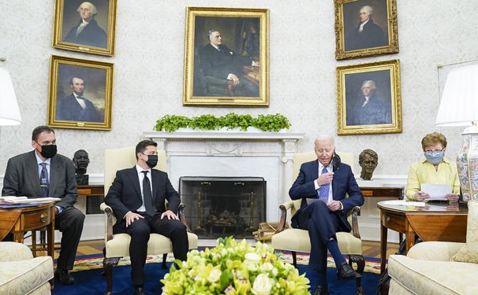 На фото: президент США Джо Байден (справа) и президент Украины Владимир Зеленский (слева) во время встречи