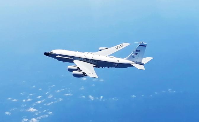 На фото: разведывательный самолет RC-135 ВВС США над нейтральными водами Черного моря.