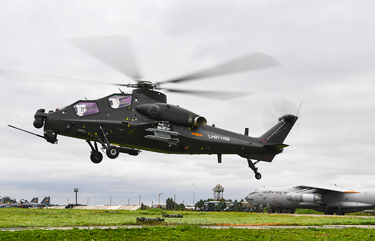 На фото: вертолет WZ-10 Народно-освободительной армии Китая (НОАК)