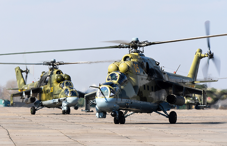На фото: многоцелевые ударные вертолеты Ми-24 