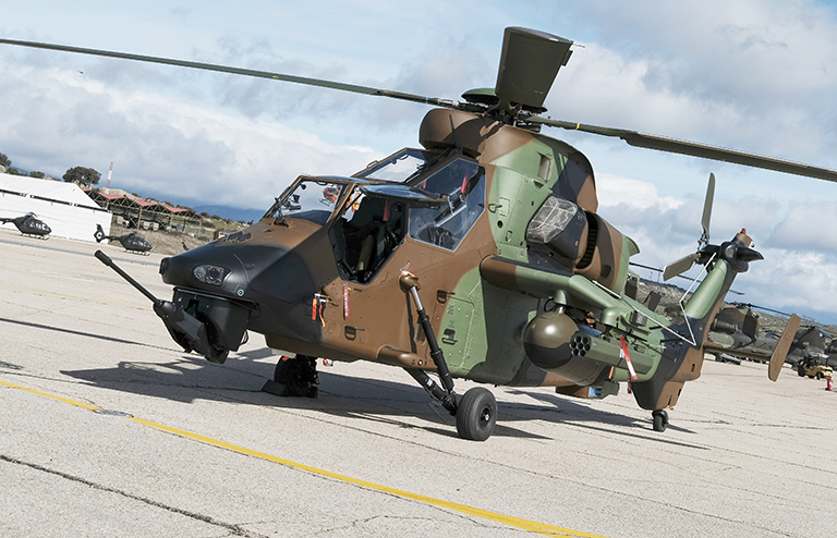 На фото: вертолет AH-64 Apache