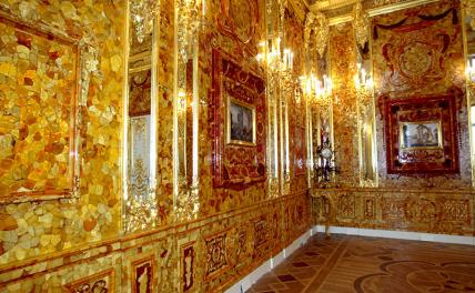 На фото: Янтарная комната в Санкт-Петербурге