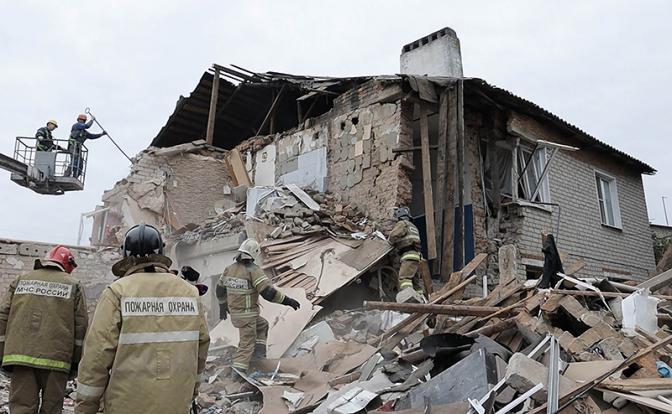 На фото: разбор завалов на месте обрушения подъезда из-за взрыва газа в жилом доме в поселке Солидарность Елецкого района