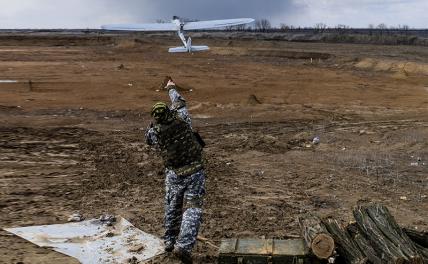 На фото: запуск беспилотника украинскими военными