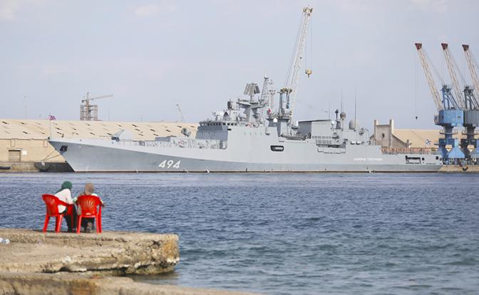 На фото: фрегат ВМФ РФ "Адмирал Григорович" в Порт-Судане