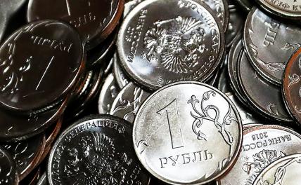 Рубль попал в топ-20 популярных валют