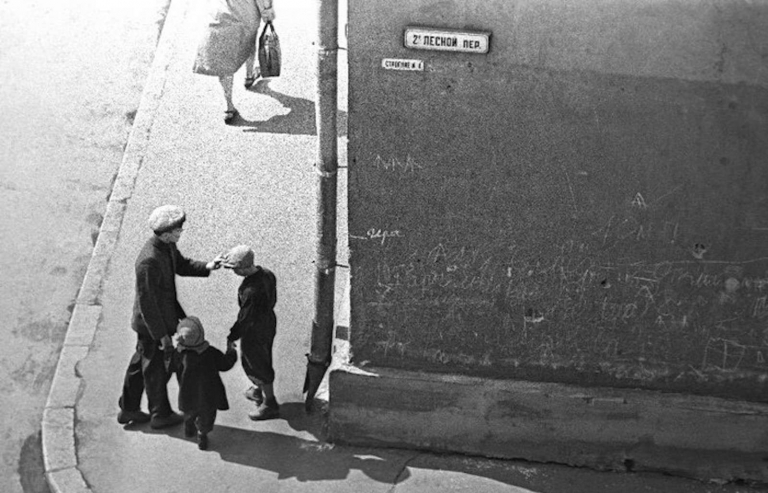 На углу (2-й Лесной переулок) 1958, Москва.