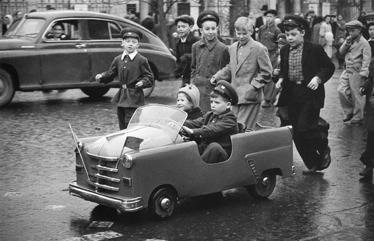 Улица Горького, 1 мая 1958 года.