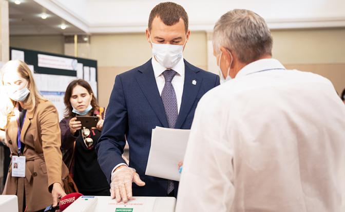 На фото: временно исполняющий обязанности губернатора Хабаровского края Михаил Дегтярев во время голосования на выборах депутатов Государственной Думы РФ