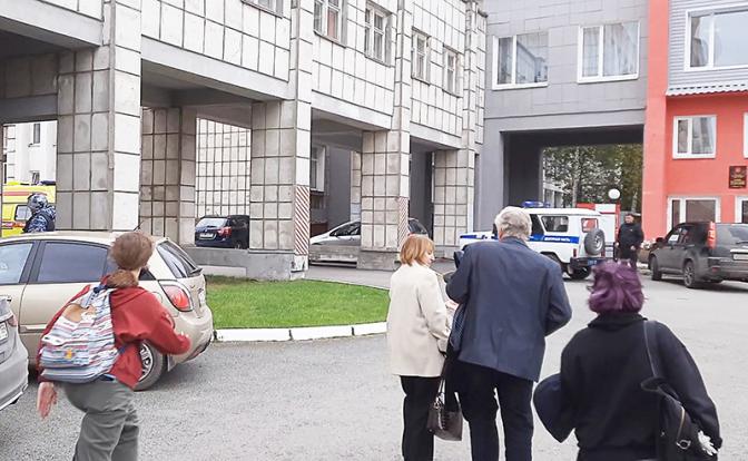 На территории Пермского государственного национального исследовательского университета на улице Генкеля, где неизвестный устроил стрельбу в одном из корпусов.