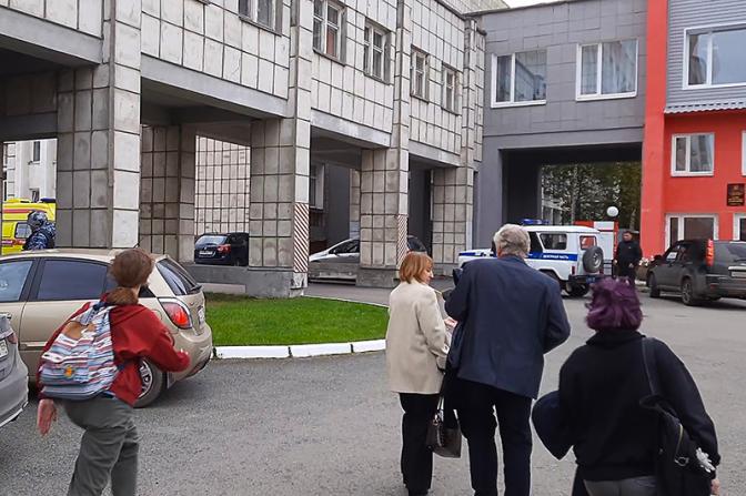На фото: на территории Пермского государственного национального исследовательского университета на улице Генкеля, где неизвестный устроил стрельбу в одном из корпусов.
