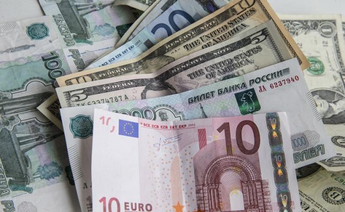 Курс доллара и евро резко пошел вниз на бирже