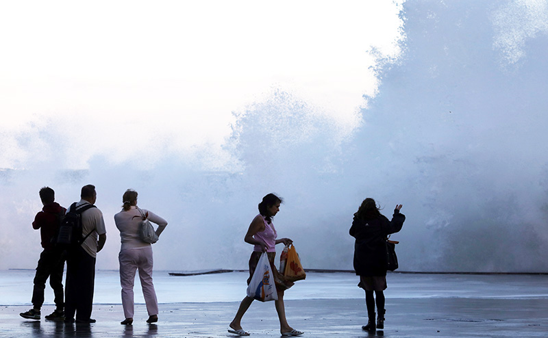 смерч из космоса фильм. одежда во время бури. шаровой смерч. свинцовые тучи. большие силы погода.